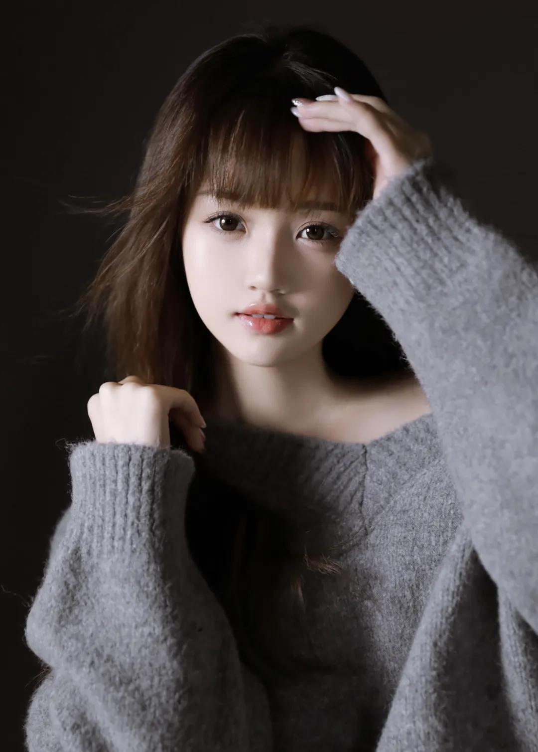 笑话：一妙龄美女带八人去医院做亲子紧急鉴定，医护人员皆瞠目结舌。妙龄美女和八男皆