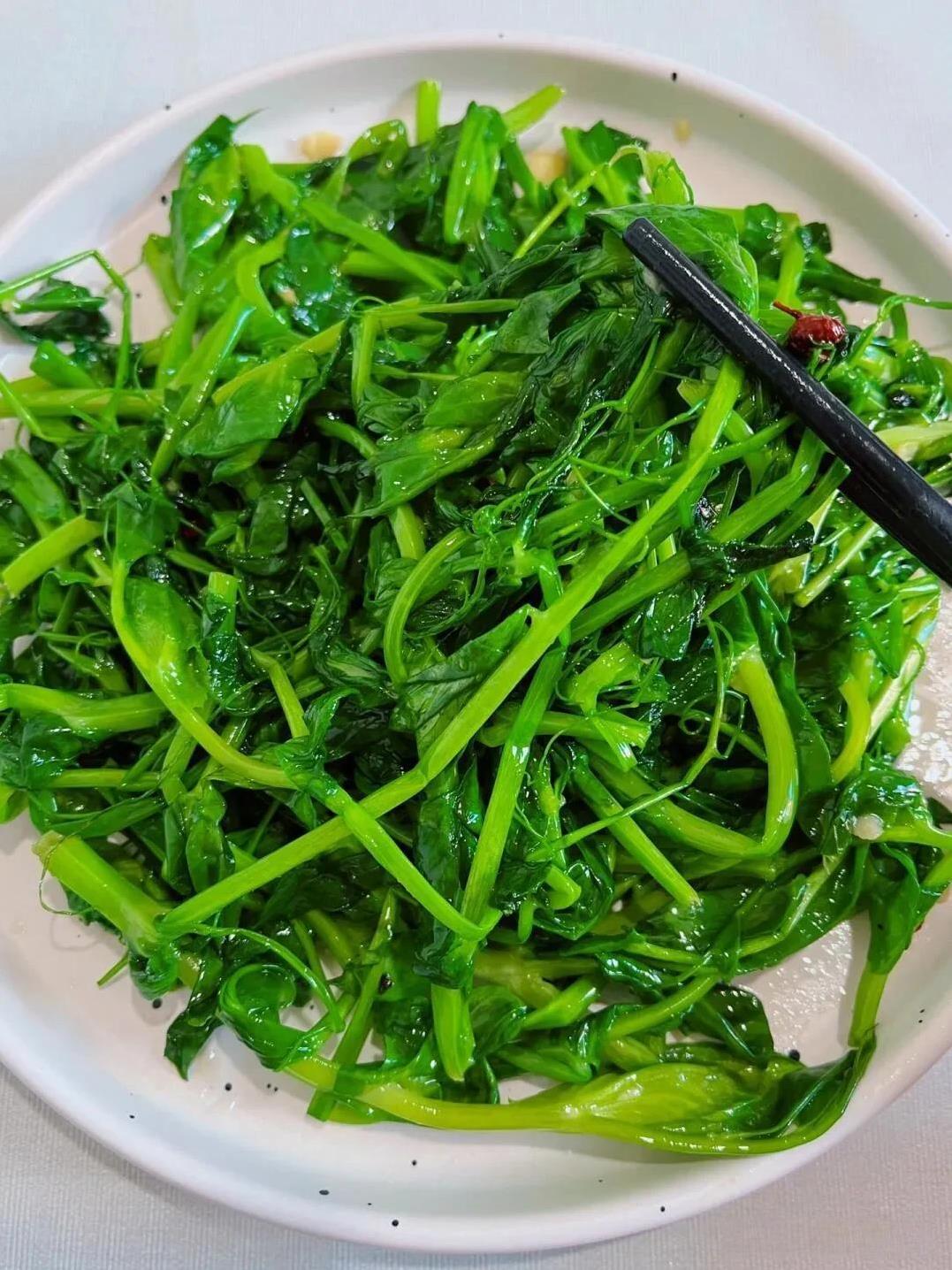 为什么有的人长的不好看 但找的对象却很好看？网友评论说 长相不出众却能找到一个好