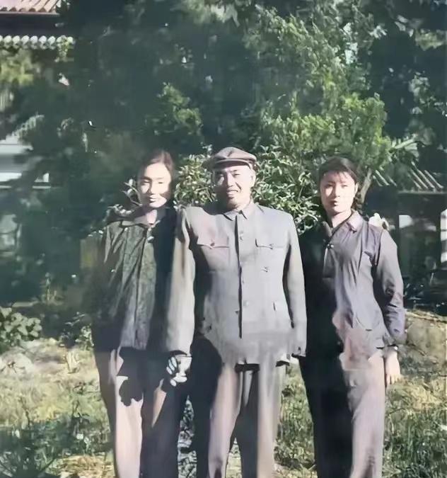 这张照片拍摄的是许世友将军晚年与两个女儿的合影，画面中的家庭氛围温馨而和谐，温暖