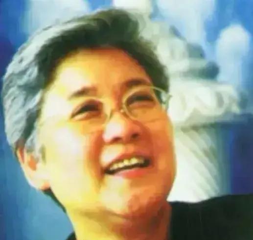 唐闻生：曾任外交部副司长，今年79岁，因工作一生未婚，令人敬佩！
麻烦各位读者点