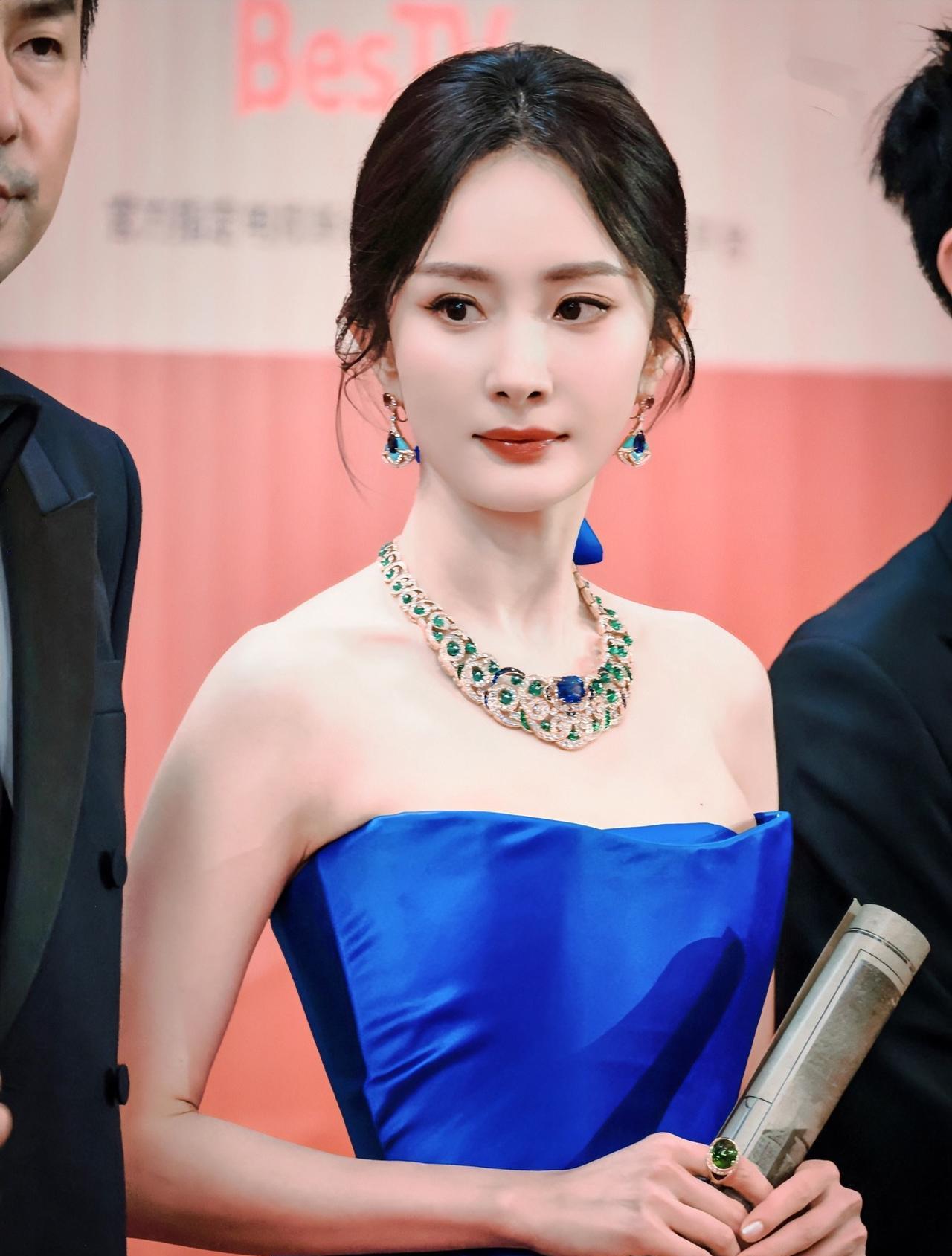 杨幂实在是让人佩服
要不说她混了娱乐圈这么多年呢
她是懂得怎么抓眼球，抓流量的，