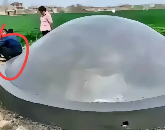 坟头水泥化，万万要不得！最近，网络上有人把已故父母土堆成的坟头，请师傅全部用水泥