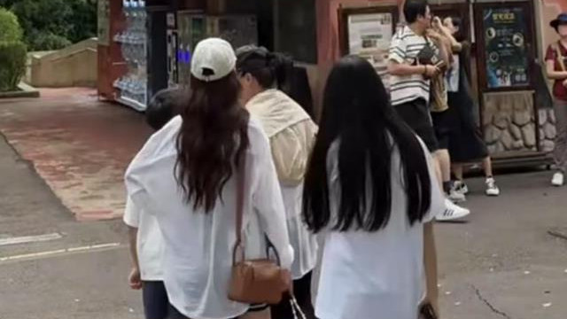 大S基因太棒！汪小菲携儿女游广州，小玥儿穿短裤大长腿又细又直