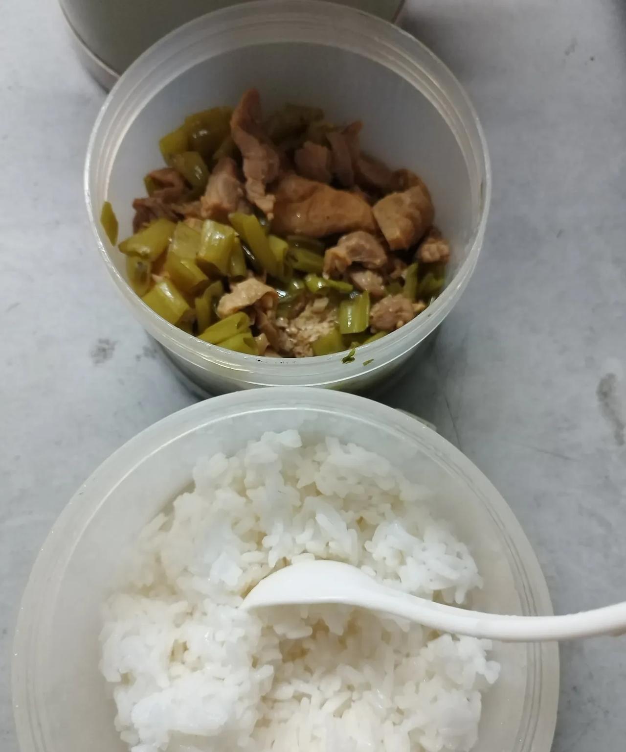 今天星期天，也有好几个星期没休息了，最近这段时间老是腰痛，昨天就跟老板说了，我休