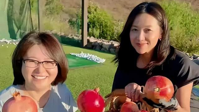 徐静蕾：京圈叱咤半生，如今在美国豪宅浇花种草，她真的幸福吗？