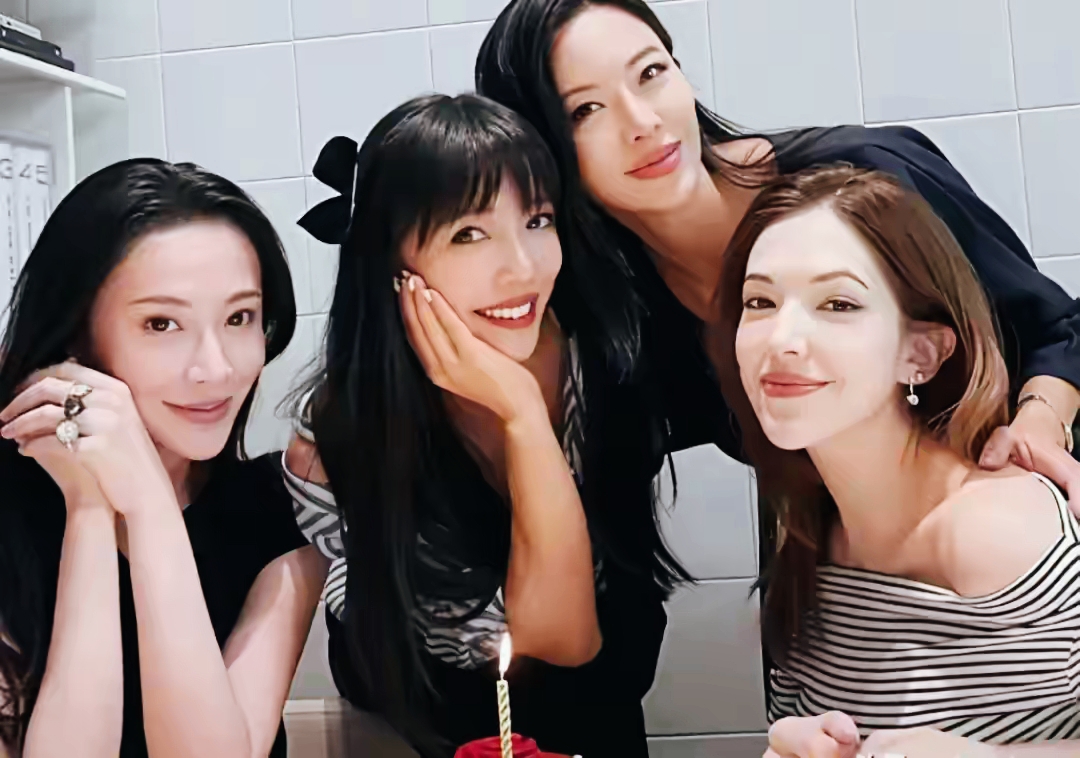 果然，离开豪门的女人，最好的方式是活得漂亮！

李靓蕾现身邱泽婚礼，状态好到发光