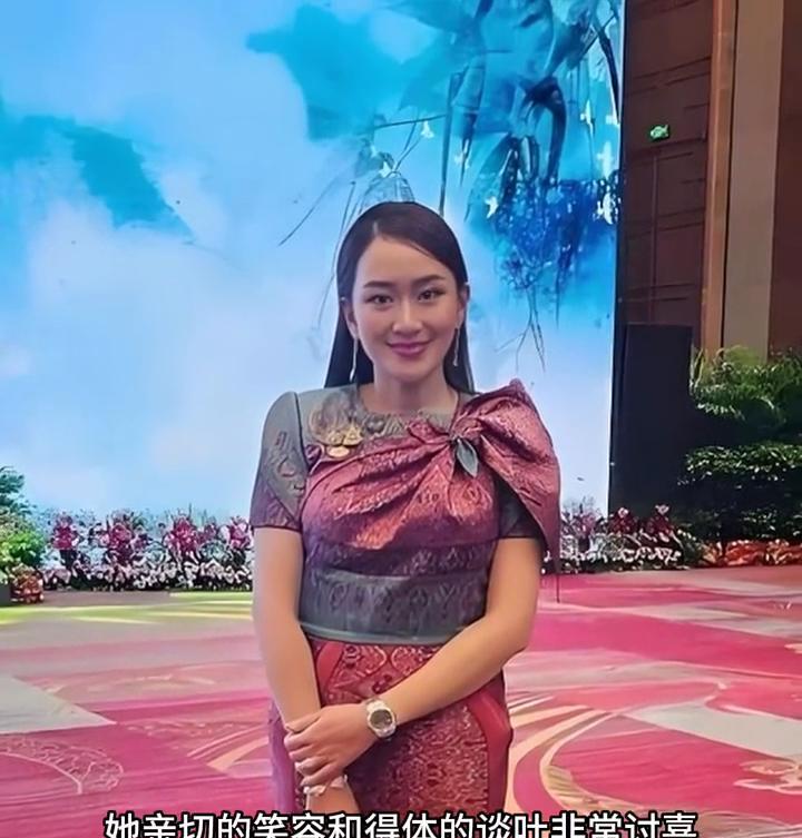 佩通坦甜美又有气质，颜值高还聪明。别看大权在握，人却特别接地气。她亲切的笑容和得