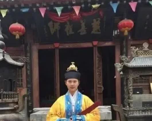 人都有老去的一天，说实话，公交车座位，公共场合座位，谁先有座位谁就坐，不得强迫别