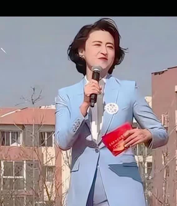 张蕾。