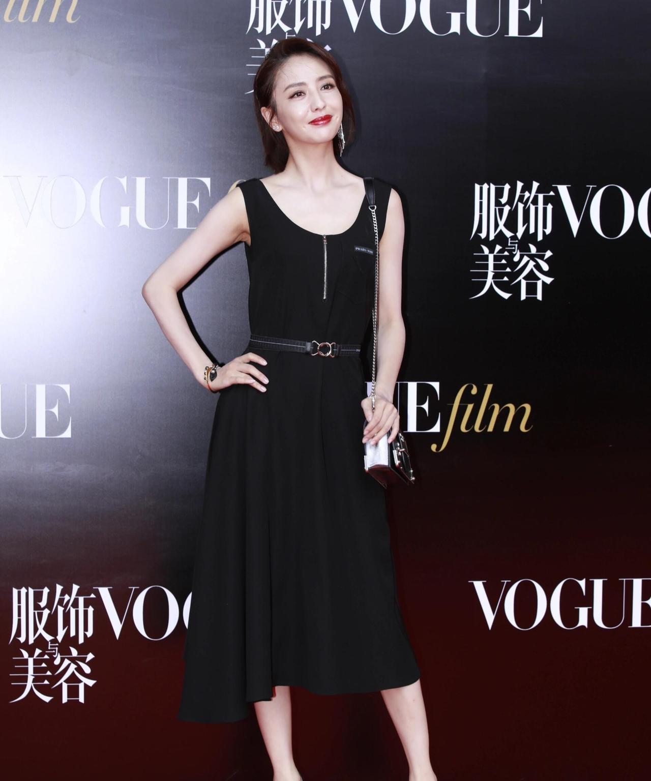 佟丽娅
白的发光、发亮。