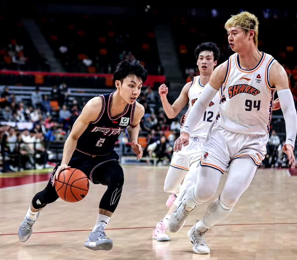 粤沪首战，重点防守上海外线，奎因三分很关键，广东体能迎来考验