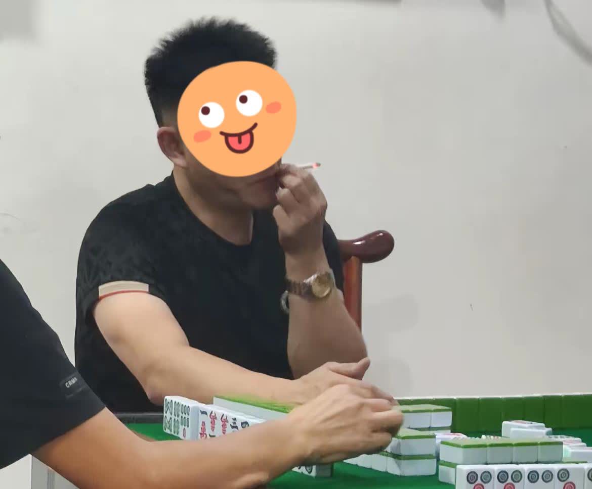这也太潇洒了吧‼️
我表哥今年48岁，前几年做生意攒下约200万存款，现在直接