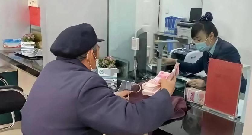 陕西西安，一大爷家里120000元的存款到期，于是来到银行重新存定期，这一次直接