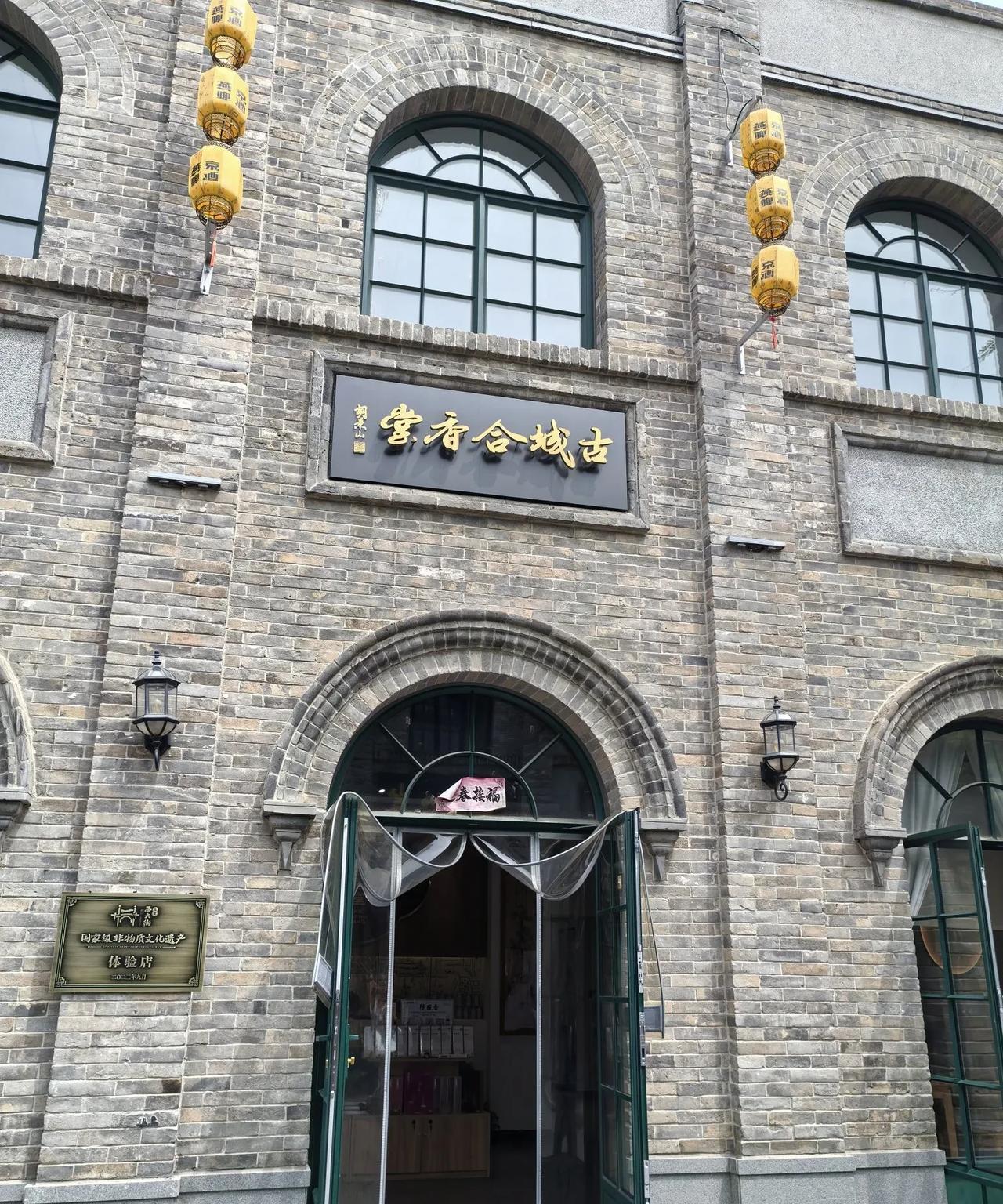 晚清名臣张之洞，一生忠君爱国，
然而他的两个儿子却成了全国闻名的
大汉奸。
张仁