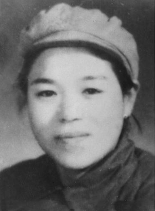 1945年日本战败以后，驻中国东北关东军陆军野战医院院长挥着军刀，用刀尖顶在护士
