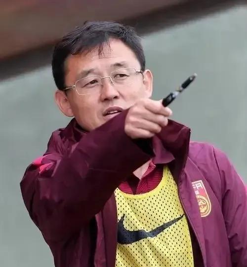 孙继海这“足球老将”一退役，转身就成了“商界新秀”。球场上拼脚法，场下玩投资，赚