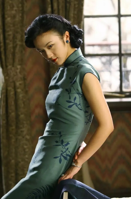 2010年，汤唯的父亲汤余铭icon在香港举办画展，有记者问道：“你女儿在《色、