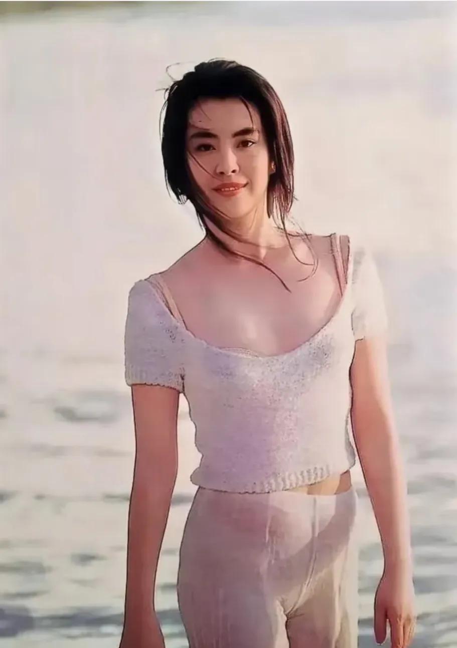 刷到王祖贤的海边照片，这才是纯天然大美女的正确打开方式！看这珠圆玉润的肚子，健康