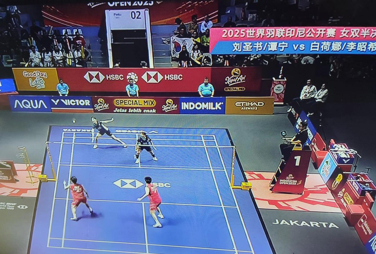 印尼公开赛女双半决赛，刘圣书/谭宁Vs白荷娜/李昭希，两对老对手开始比赛，刚开始