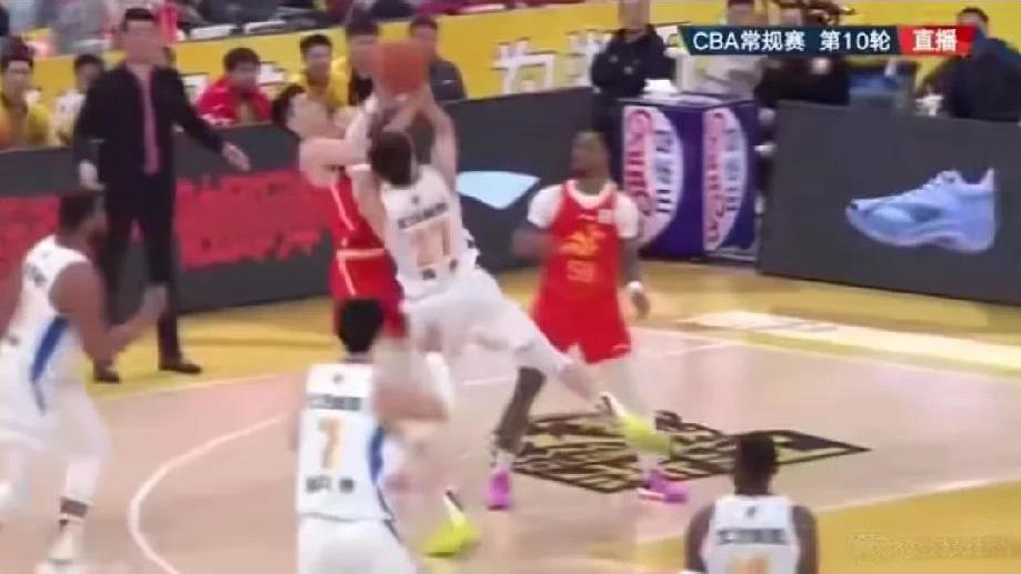 国家队友差点干起来！朱俊龙不服！
焦点战广厦对阵北京的比赛，双方打的很激烈，周琦
