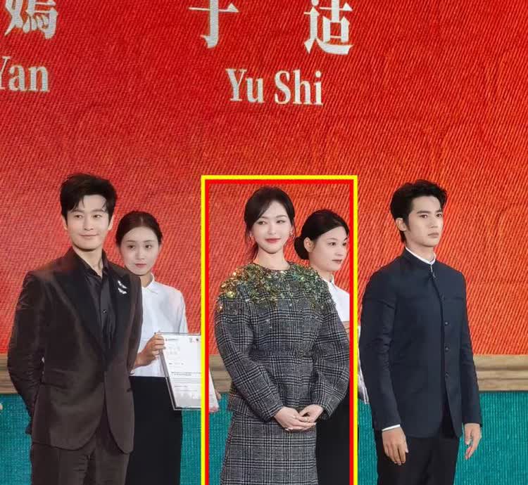 我的天！唐嫣个子这么高的吗？她站在那里和黄晓明、于适一样高……

而且，唐嫣