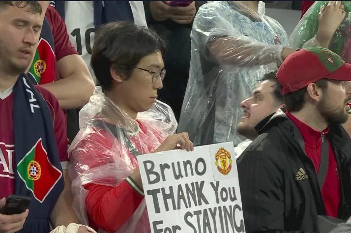 曼联队长拒新月巨额报价！
葡萄牙vs德国现场曼联球迷举牌：B费，感谢留下。
B费