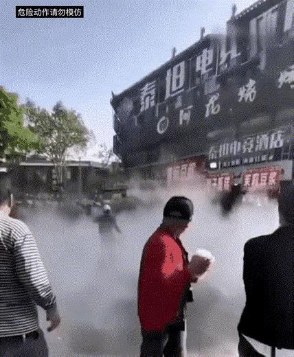 这是不是持械行凶？
大家一起看看这个视频，一位男子手持一个泡沫灭火器，对上前与他