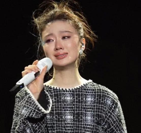 从人人赞叹到全网嘲讽，单依纯到底经历了啥？
19 岁给张艺谋唱主题曲，21 岁就