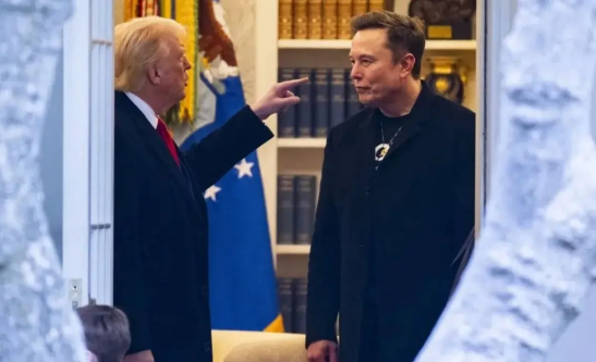 美国这“三步杀”的招数可真是阴险至极！先是高高举起关税大棒，狠狠砸向欧洲，逼着欧