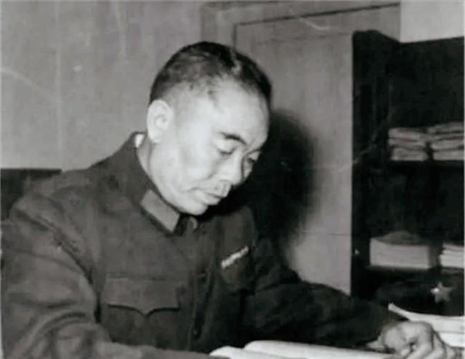 1955年，授衔仪式结束后，曾泽生流着泪说道：＂感谢彭老总，是他让我赢得了中将的