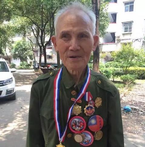 1945年，一名机枪手为了躲避日军，选择绕上山路前进，没想到意外发现100多名正