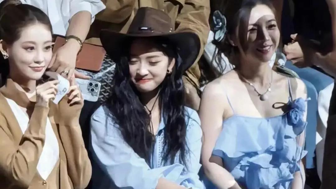 沈月作为观众出席活动，眼神飘到男的身上害羞了，故作镇定好可爱