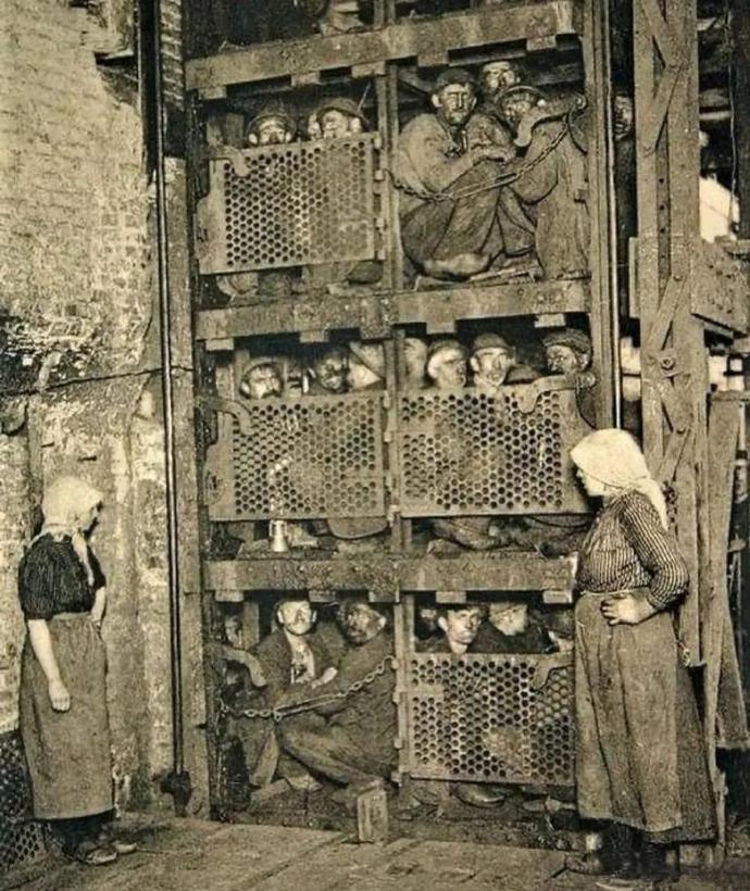1900年，比利时煤矿工人在长时间的劳动后，挤在电梯里准备下班 ​​​
