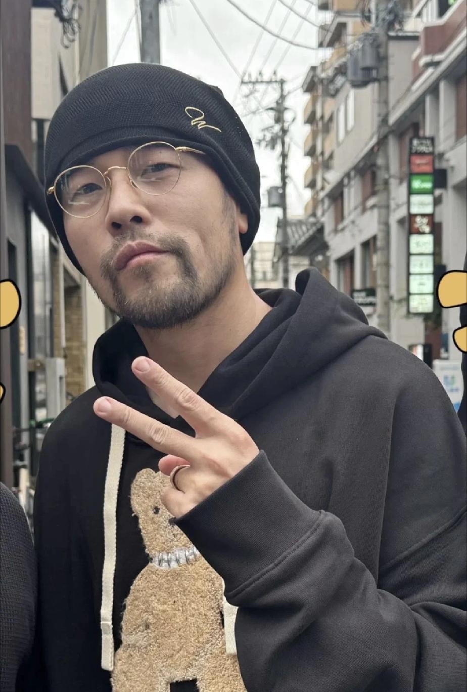都一把年纪当爹的人了，