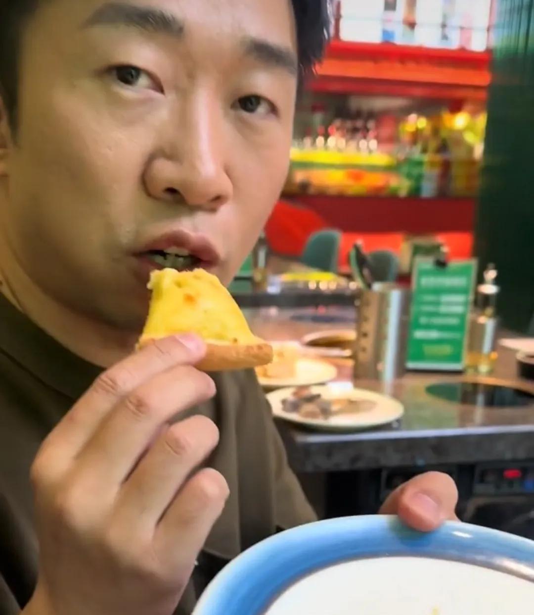 《某男明星被偷拍与粉丝共进晚餐》隔杨迪身上我都不带信的 因为人家是明拍 都不带进