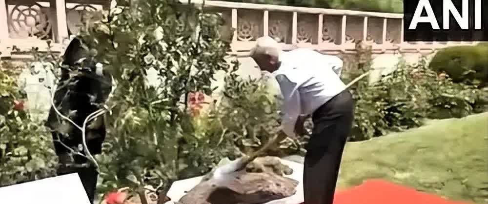 送秋波!
印度外长苏杰生这两天留京期间在印驻华使馆院内栽下一颗石榴树，但未发表