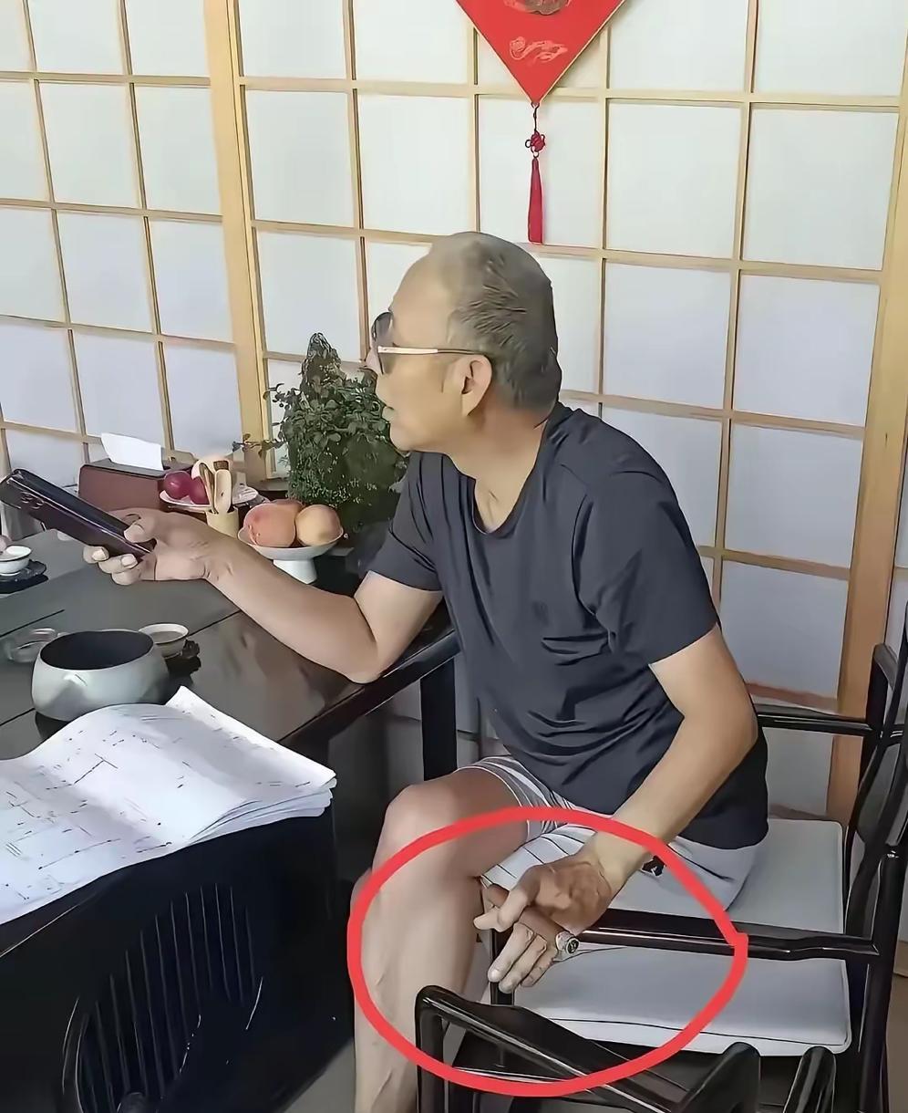 70岁的陈道明，虽然头发花白，还有点谢顶，没有年轻时那般帅气了，但是霸气仍在。一