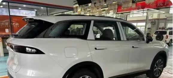 我的外甥女留英在镇江一家公司做会计，她本是丹阳市人，是嫁到镇江的。

留英今