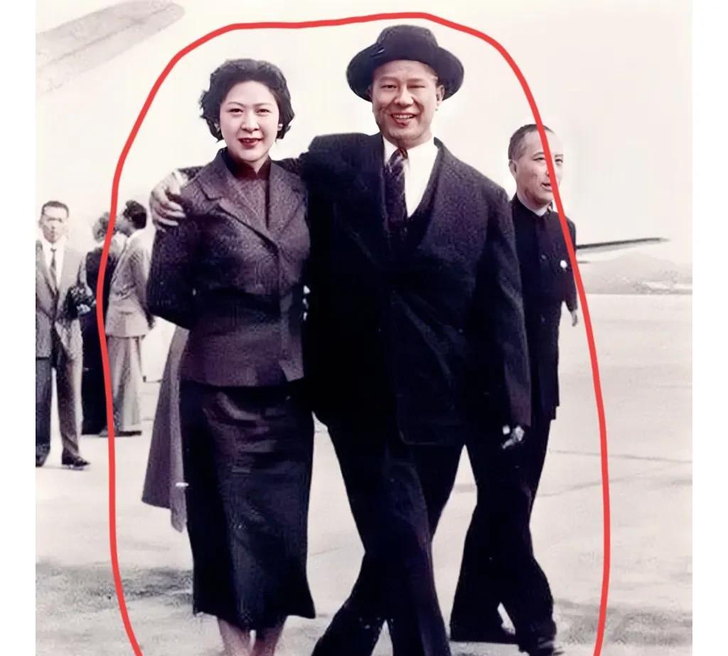 这才是他们父女二人的真实貌相，并非演员所扮演的角色！这张照片摄于1958年的台北