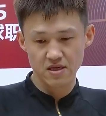 深圳男篮主教练兼球员周鹏谈球队逆转江苏，他表示：一个多月的休息，让我们开局在专注