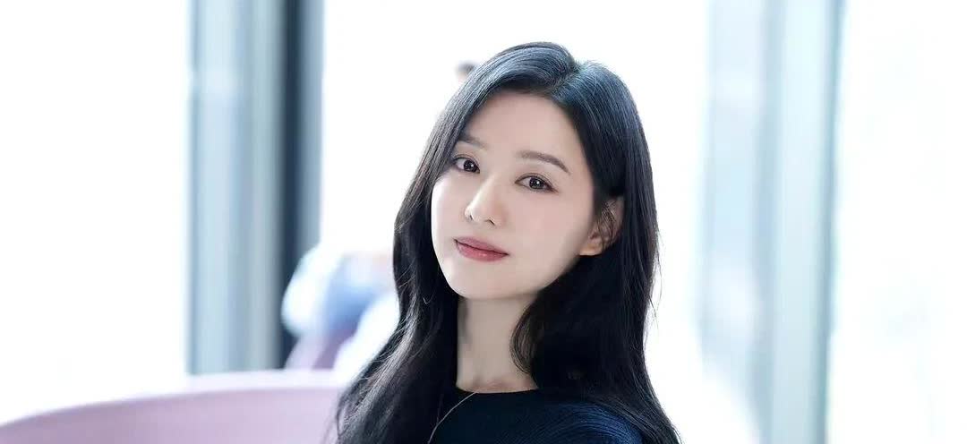 金智媛是真的很不想理金秀贤，网友:莫挨老娘～

《眼泪女王》剧宣，金智媛 金