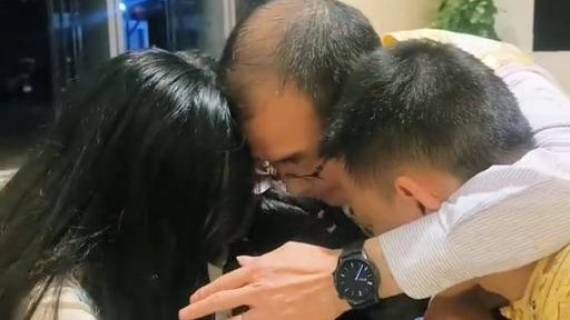 谢浩男返校全家哭成一片，谢爸和大妹陪伴左右，三人竟然坐经济舱