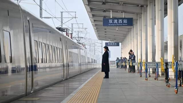 凌晨疾驰的“空座”高铁，满载川滇舌尖上的新鲜