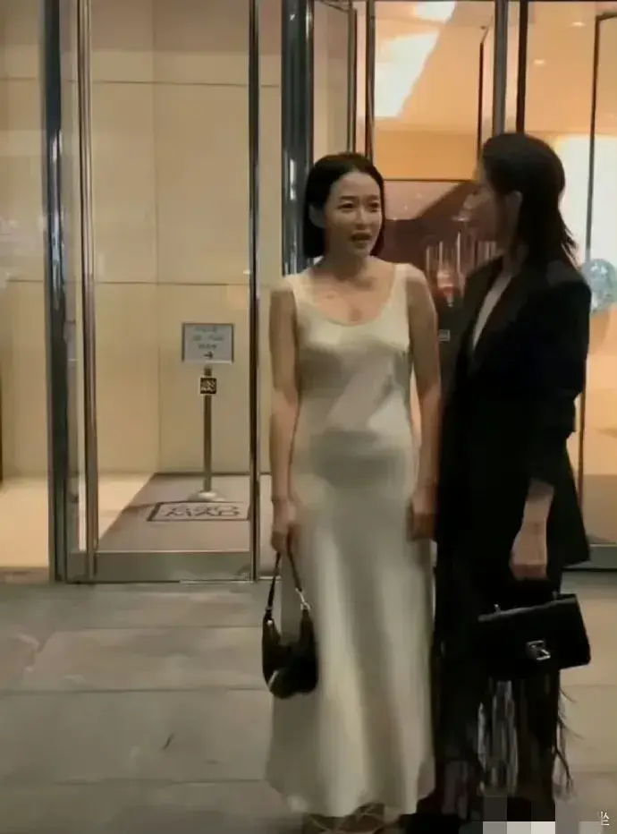 高圆圆旁边这是谁啊？？身材好好啊，就是这个裙子的布料……​​​

