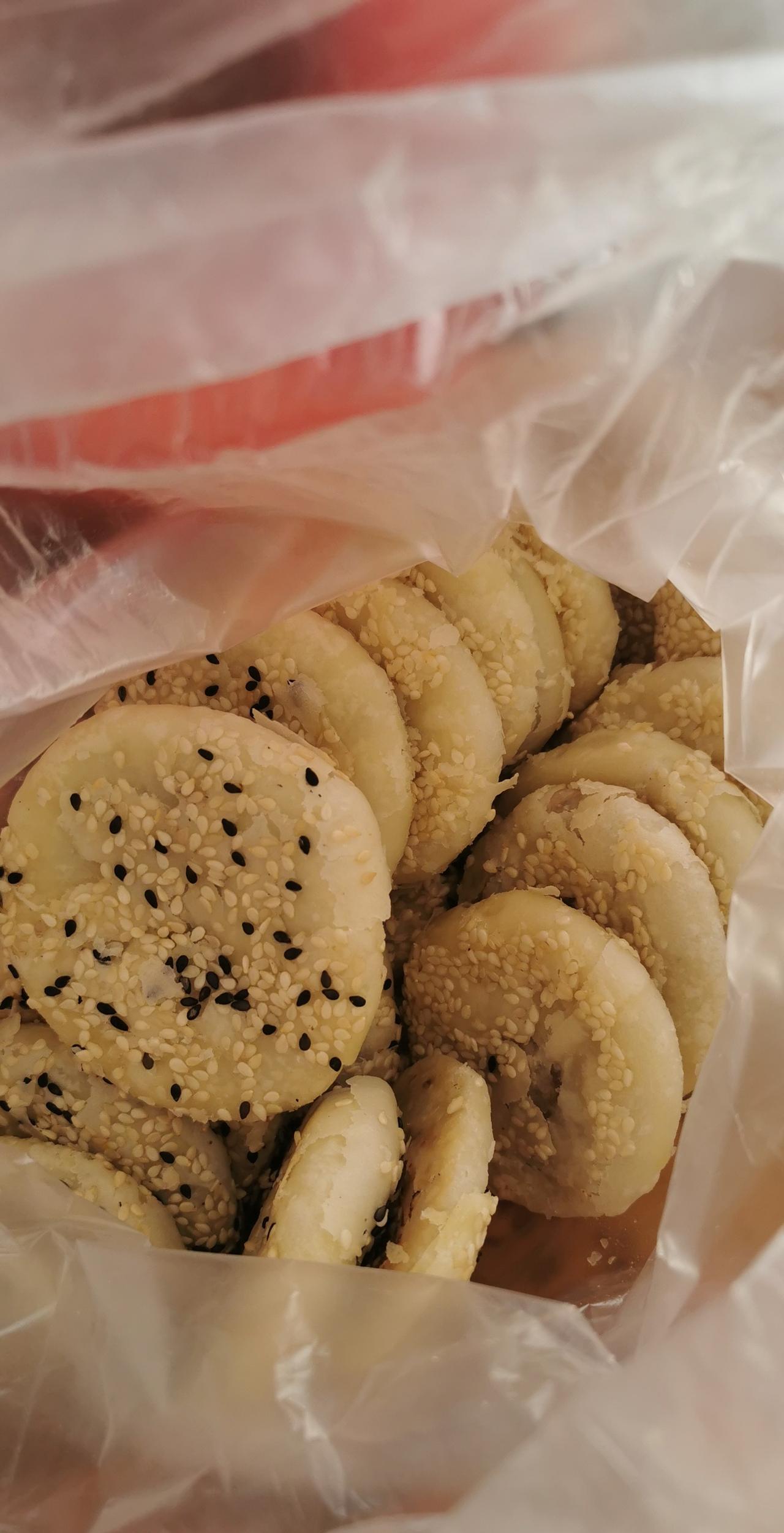 月饼我就喜欢吃这种，外酥里嫩。价格又便宜10块钱一斤。这一大袋才12块钱。没有任
