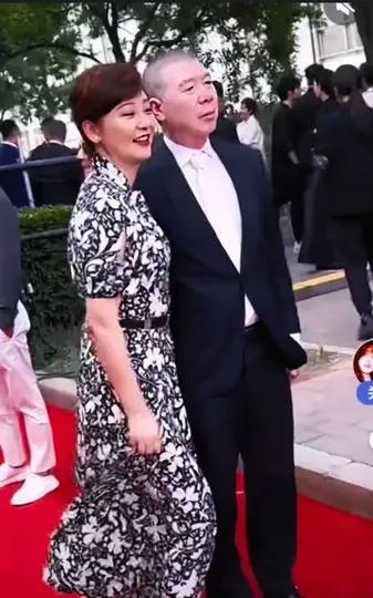 冯导和夫人真是恩爱典芑，肤色差异难挡默契满分！