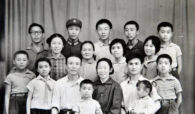 1966年，县长老婆许曼云对保姆说：孩子长大了，你明天不用来了。不料，许曼云转身