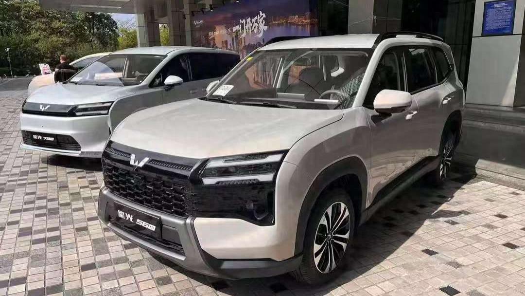 五菱星光560实车现身，外观大气，轴距2810mm，5/7座，三种动力