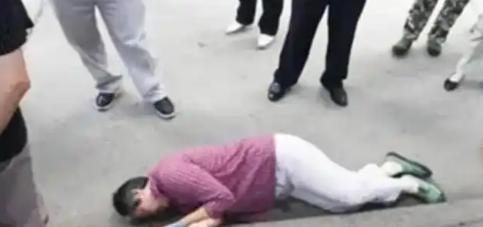 “我国首例老人讹人被判刑！”2023年，湖南一女子扶起了一位摔倒在地的老人，她不