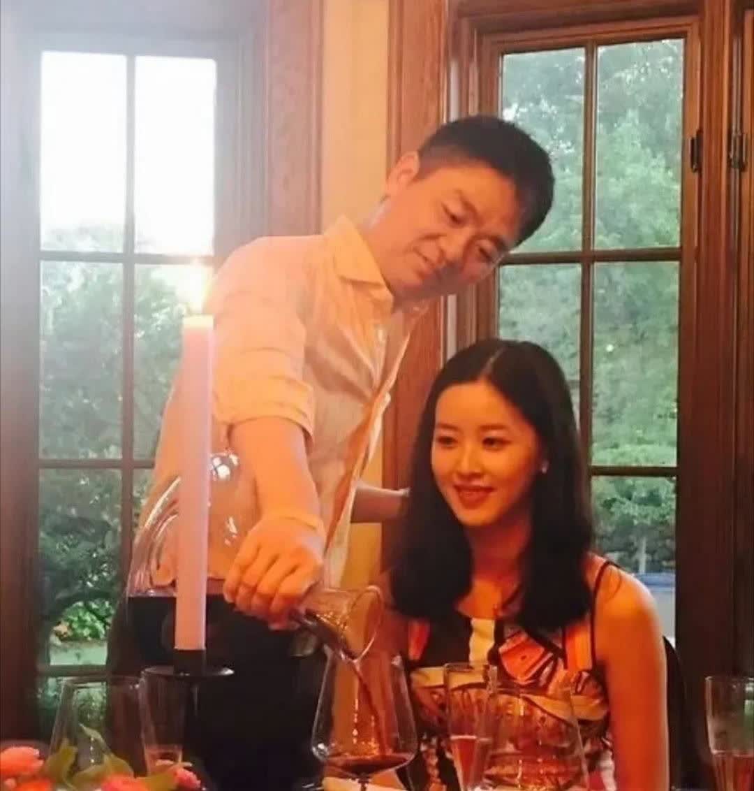 刘强东和章泽天又晒了张合照，看着很甜美，但总觉得眼神貌合神离，像是各想各的事。
